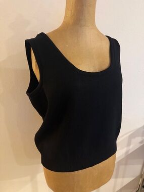 St John L waist length Classic Black Knit Tank Top wool rayon blend great cond